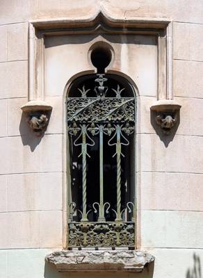 Пример  фасада бежевого цвета в готическом стиле