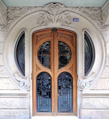 Оформление фасада с красивой дверью