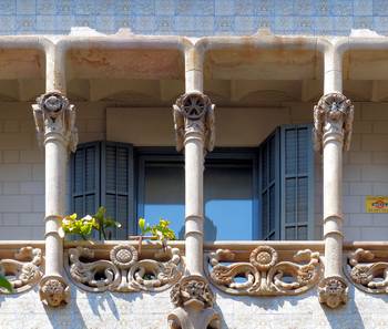 Отделка фасада дома в модерна стиле с колоннами