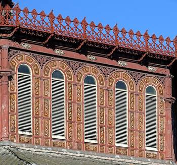 Пример красивого фасада пестрого цвета с узорами