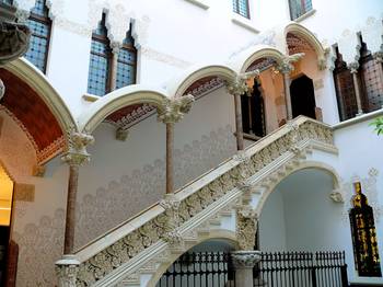Пример красивого фасада бежевого цвета в псевдорусском стиле