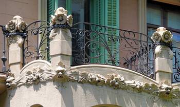 Ампир фасад с красивым балконом