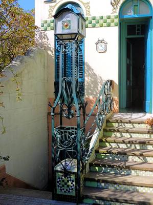 Вариант загородного дома пестрого цвета с красивым входом