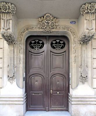 Украшение дома серого цвета  с красивой дверью