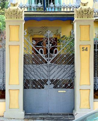Пример облицовки дома пестрого цвета с забором