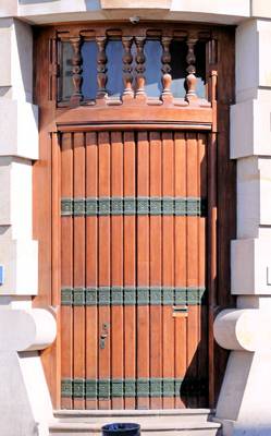 Пример отделки фасада дома оранжевого цвета в авторского стиле