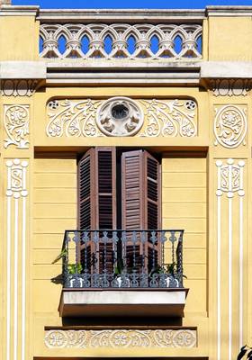 Фасад с красивым балконом в ампир стиле.