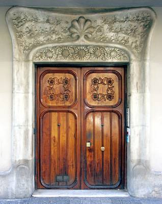 Дом коричневого цвета с красивой дверью