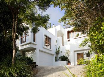 Красивый дом белого цвета в восточном стиле