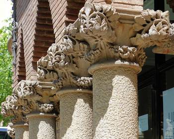 Фотография фасада в ампир стиле с колоннами