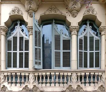 Отделка фасада дома в ампир стиле с колоннами