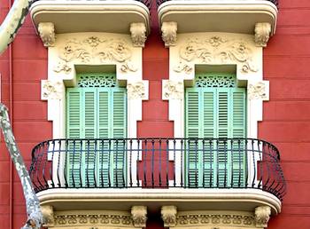 Отделка фасада дома красного цвета в ампир стиле