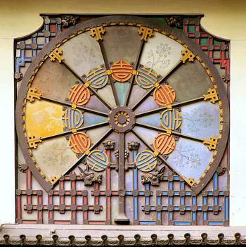 Пример красивой отделки фасада дома пестрого цвета в ардеко стиле