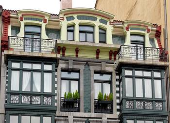 Вариант фасада в модерна стиле с красивым балконом