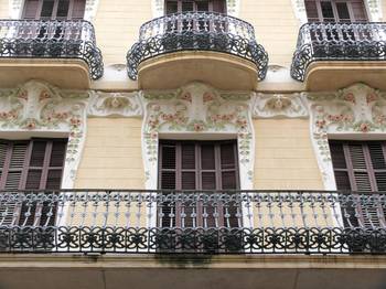 Фасад в модерна стиле с красивым балконом