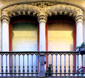 Пример облицовки дома пестрого цвета с колоннами