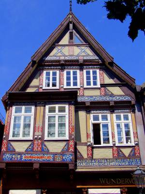 Дизайн фасада дома пестрого цвета с щипцами