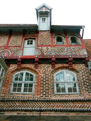 Пример дома пестрого цвета в нормандском стиле