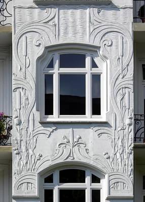Фасад частного дома серого цвета в ампир стиле