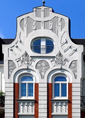 Дизайн фасада дома в ардеко стиле с интересными окнами
