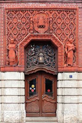 Пример красивого фасада оранжевого цвета в готическом стиле