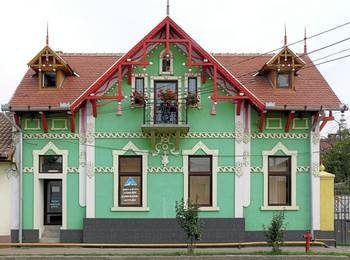Красивый дом бирюзового цвета в нормандском стиле