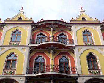 Дизайн фасада желтого цвета в готическом стиле