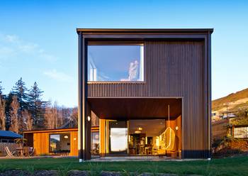 Дизайн дома в современном стиле с интересными окнами