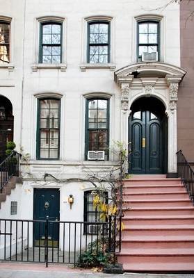Дизайн дома серого цвета с красивой дверью