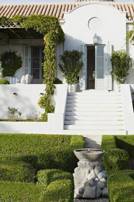 Дом белого цвета в романского стиле