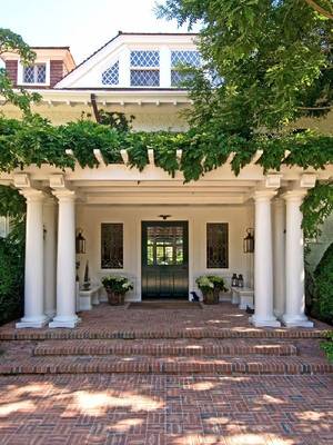 Фото дома в кантри стиле с красивым входом