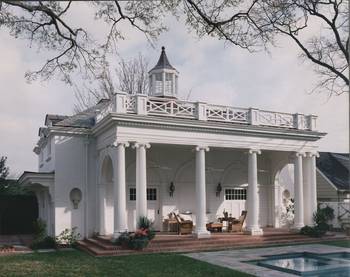 Облицовка фасада дома белого цвета с террасой