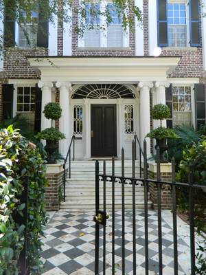 Пример отделки фасада дома коричневого цвета в английском стиле