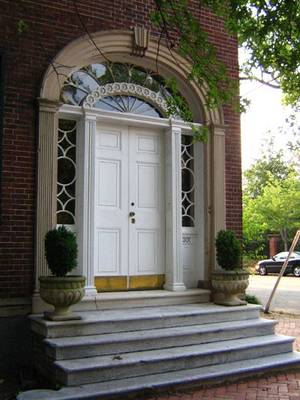Вариант фасада в модерна стиле с красивым входом