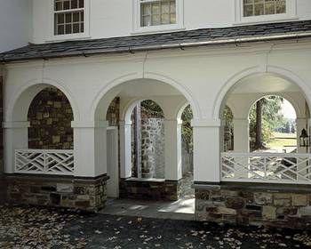 Фасад в классическом стиле с террасой