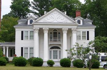 Дизайн фасада дома белого цвета в палладианском стиле