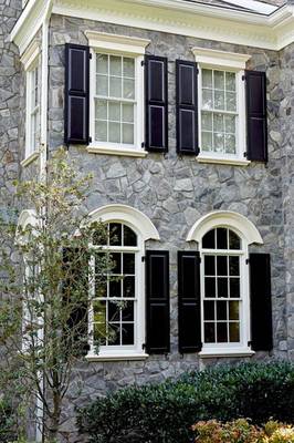Пример красивого фасада серого цвета с интересными окнами