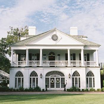 Фото красивого дома белого цвета с фронтоном