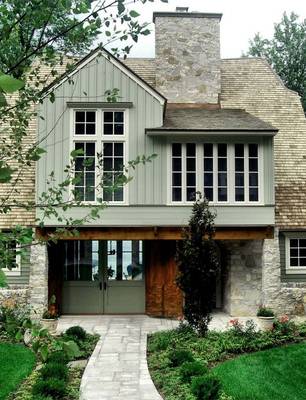 Дизайн фасада частного дома бирюзового цвета в тюдора стиле