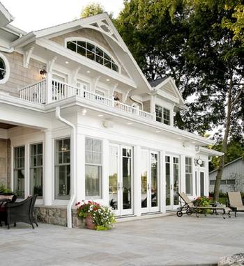 Дизайн дома белого цвета с террасой