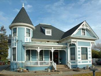 Фасад частного дома голубого цвета в викторианском стиле