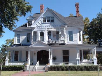 Пример фасада в викторианском стиле с красивым балконом