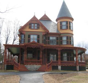 Фото красивого дома в викторианском стиле со ставнями