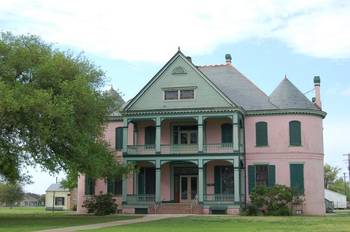 Красивый дом бирюзового цвета в викторианском стиле