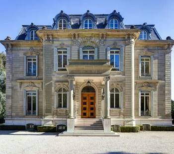 Отделка загородного дома в французском стиле с красивым входом