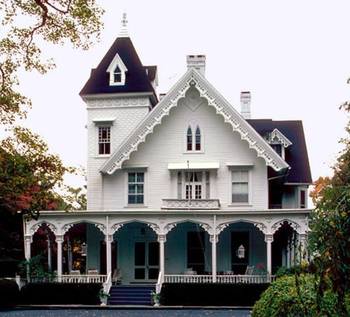 Дизайн фасада дома белого цвета в викторианском стиле