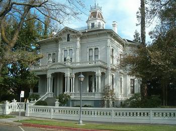 Дизайн дома серого цвета в викторианском стиле