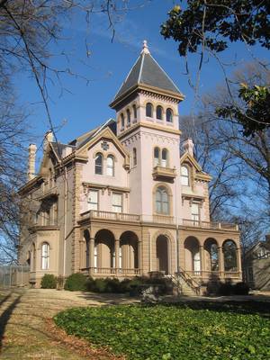 Фото дома коричневого цвета в готическом стиле