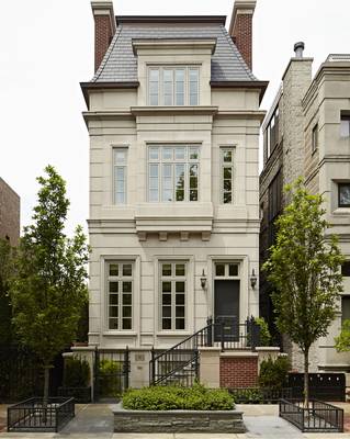 Оформление фасада дома бежевого цвета в французском стиле