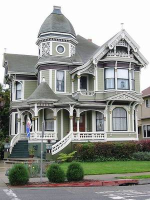 Красивый дом в викторианском стиле с эркерами